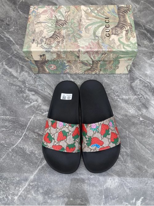 Gucci GG Supreme Strawberry Casual Slides Beige and Red