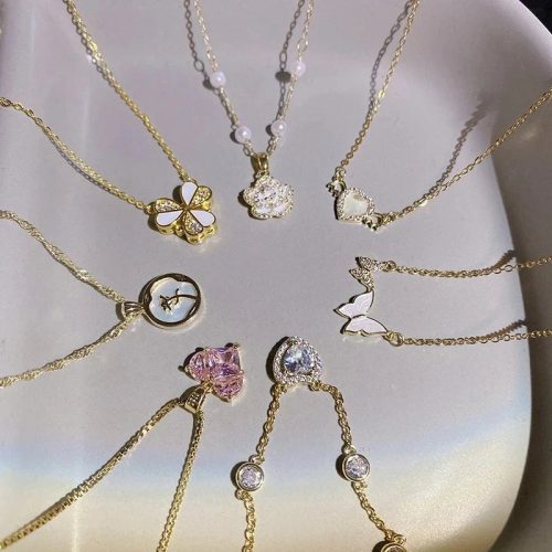 Design Floral and Heart Pendant Necklace Set Gold
