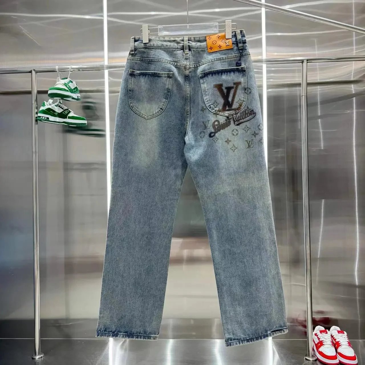 L..V 4 L..V 4
