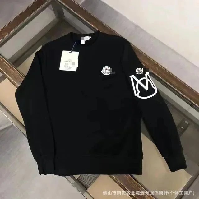 单黑色袖M帽印花