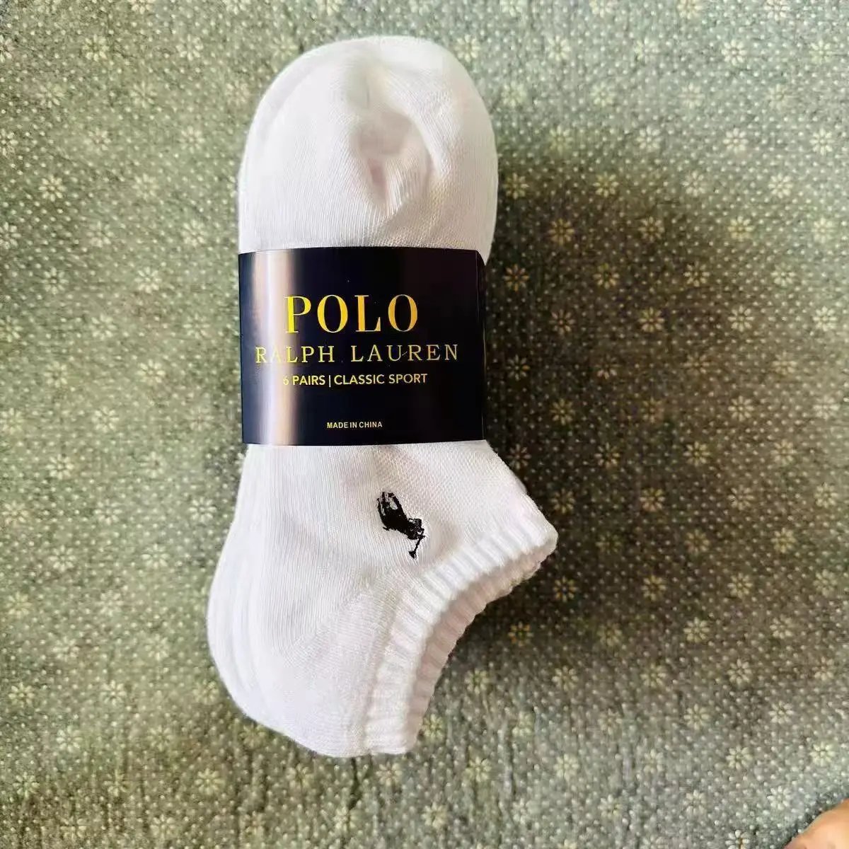 Six pairs of white short socks06