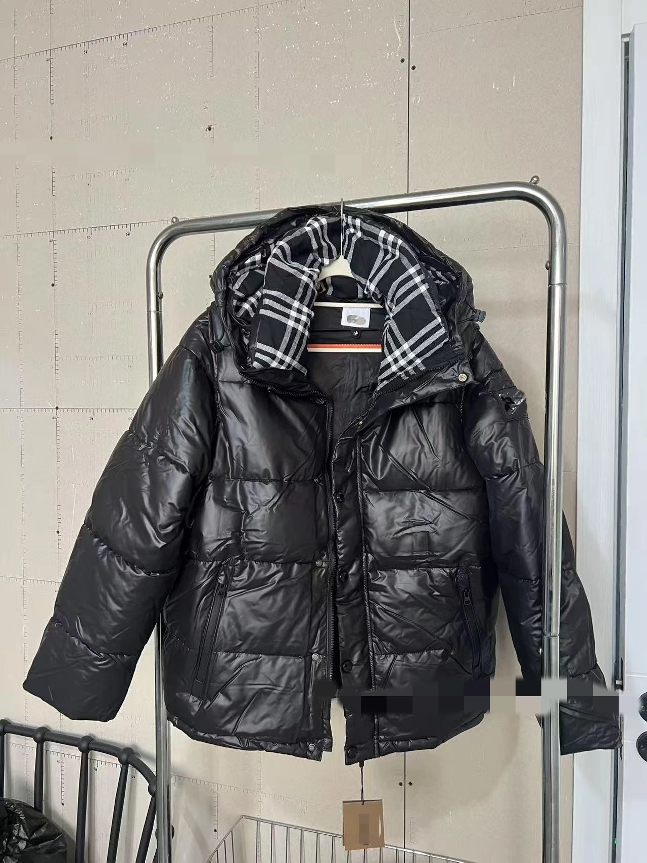 Burberry黑白领口