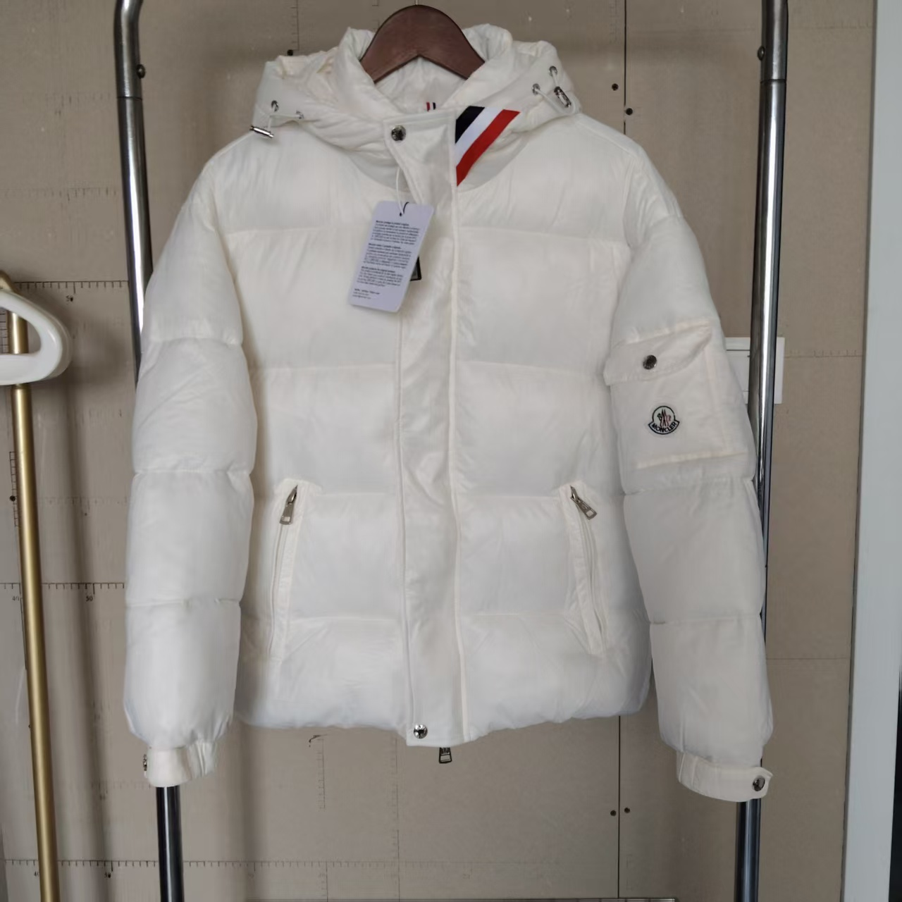 领红条白 领红条白